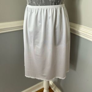 Vintage white  half slip with rear slot size M
